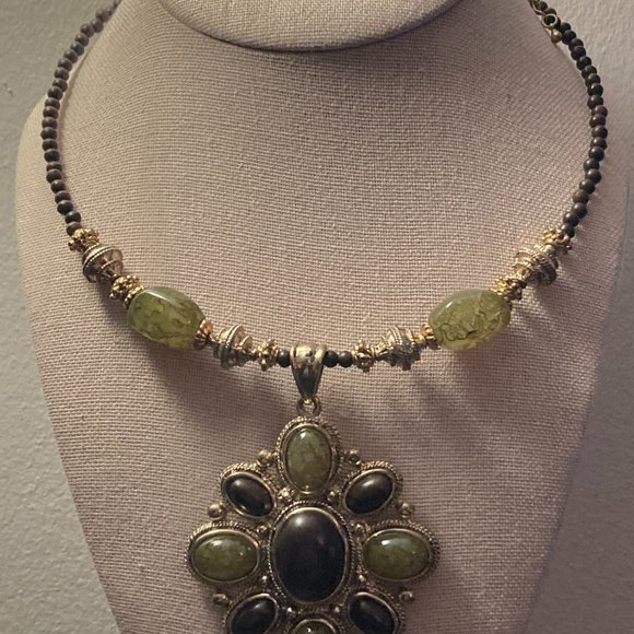 Vintage / Memory wire choker with a large medallion pendant. - Picture 2 of 4